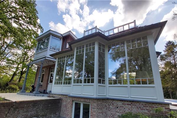 Aanbouw met hardhouten kozijnen en sierkroonlijst